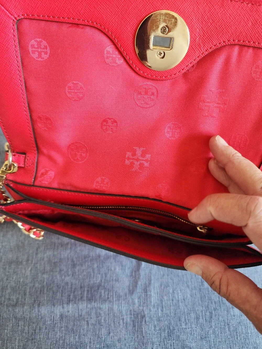 Tory Burch Robinson Bag Red Leather Gold Chain Crossbody Bag with Logo Close